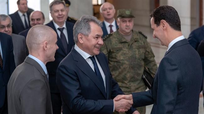 TT Assad (phải) bắt tay Bộ trưởng Quốc phòng Nga Shoigu