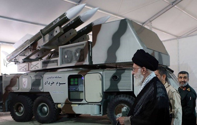 nhà Lãnh đạo tối cao (Ayatollah Ali) Khamenei (đội mũ)