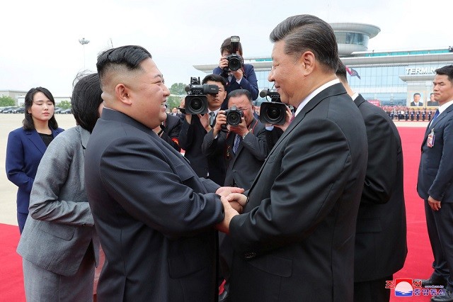 Chủ tịch Triều Tiên Kim Jong Un tiếp đón Chủ tịch Trung Quốc Tập Cận Bình nhân chuyến thăm cấp Nhà nước đầu tiên của một lãnh đạo Trung Quốc sau 14 năm. 