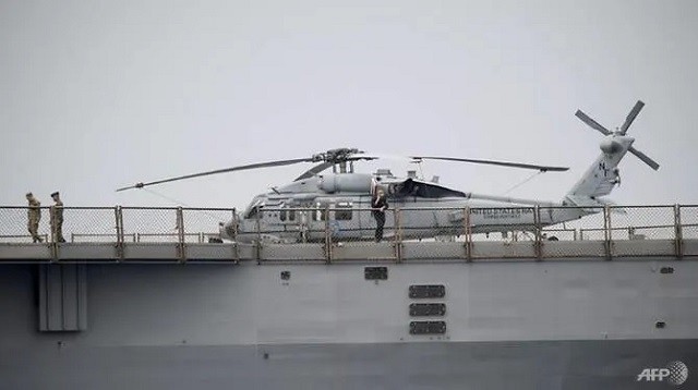 Một máy bay trực thăng Sikorsky MH-60 Seahawk trên boong tàu USS Blue Ridge cập cảng Manila vào tháng 3. (AFP / Noel CELIS)