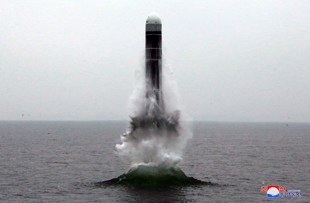 Triều Tiên phóng tên lửa từ tàu ngầm (Ảnh: KCNA).