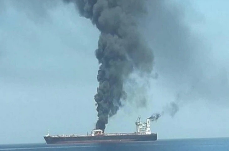 Tàu dầu Iran cháy trên biển (Ảnh: abplive)