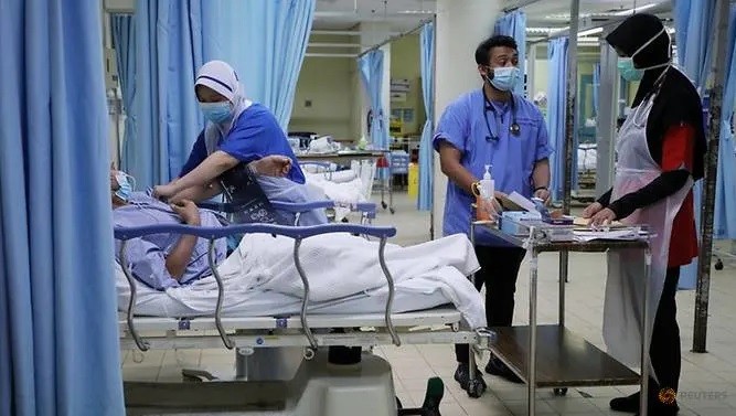 Các bác sĩ ở Malaysia điều trị cho bệnh nhân Covid-19