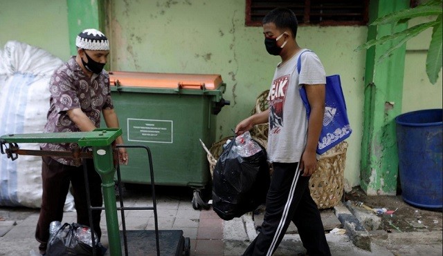HS Indonesia gom rác để truy cập được sóng wifi