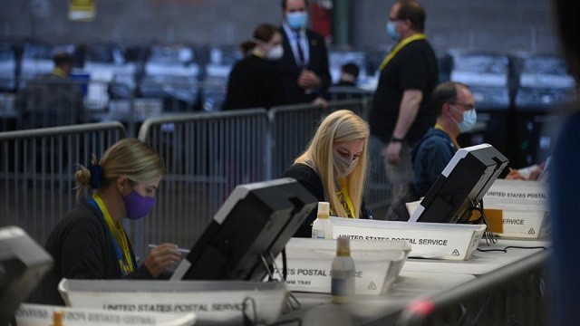 Nhân viên xử lý phiếu bầu cử Mỹ.