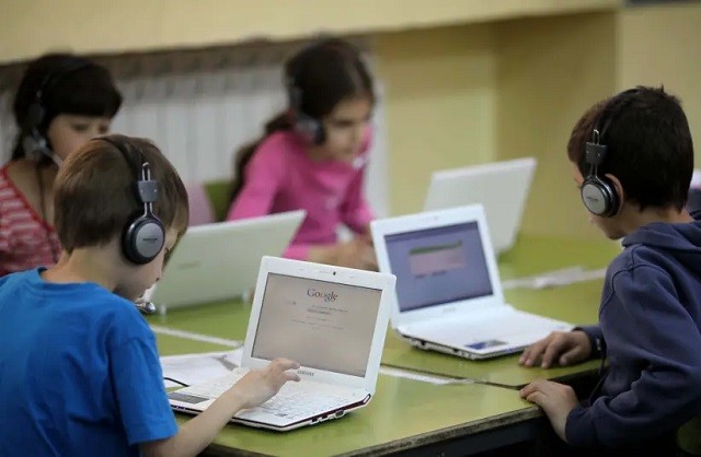 HS lớp 2 Israel dùng máy tính trong lớp học.