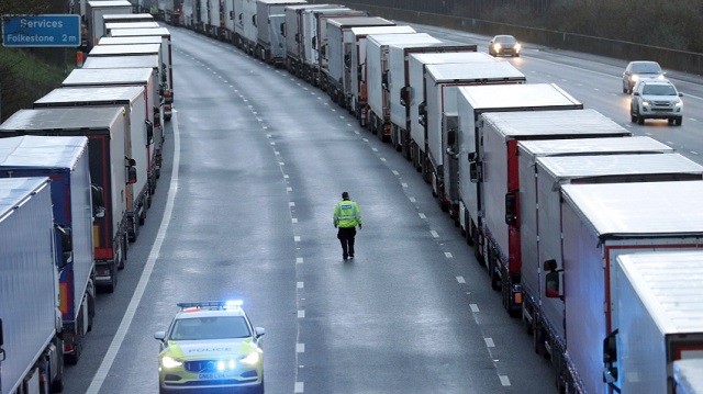 Hàng ngàn xe tải chờ thông đường.
