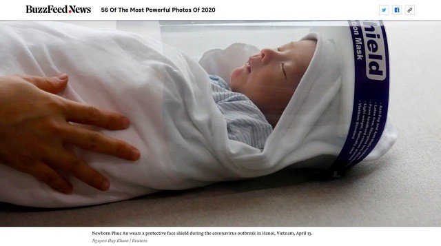 BuzzFeed News của Mỹ đăng tải hình ảnh bé Phúc với tấm chắn Covid-19 ở Hà Nội.
