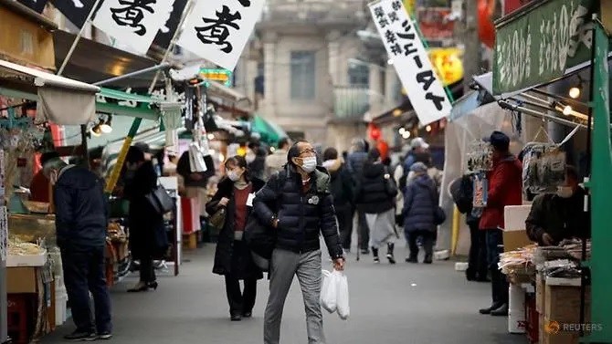 Người dân Nhật Bản đeo khẩu trang tại 1 khu chợ.