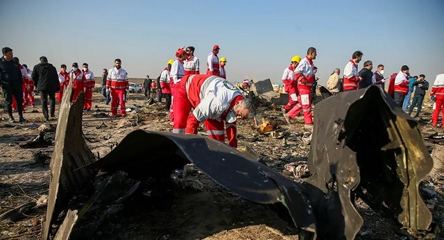 Nhân viên Chữ thập đỏ làm việc tại hiện trường máy bay rơi.