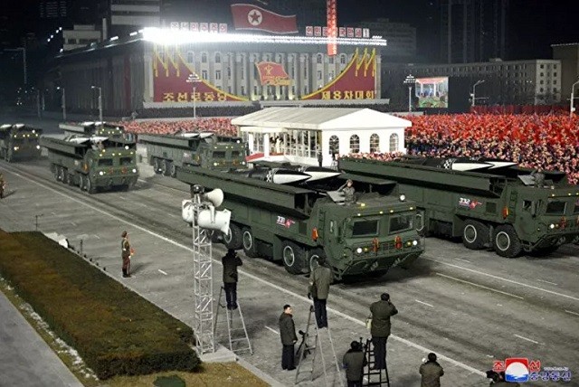 Một tên lửa sử dụng nhiên liệu rắn tầm ngắn mà các nhà quan sát phương Tây chưa biết trước đây đã được công bố tại cuộc duyệt binh ngày 14 tháng 1 năm 2021 ở Bình Nhưỡng, CHDCND Triều Tiên. 