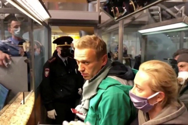 Navalny (áo xanh) bị bắt tại điểm kiểm soát hộ chiếu ở sân bay Sheremetyevo tại Moscow.