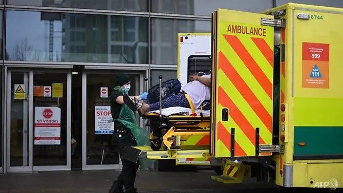 Bệnh nhân đang được đưa vào bệnh viện ở Anh.