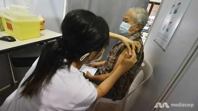 Tiêm vaccine Covid-19 cho người cao tuổi ở Singapore.