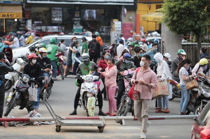 Chiều 30/1, hàng nghìn sinh viên đổ dồn về bến xe Miền Đông, quận Bình Thạnh, TP.HCM để về quê ăn Tết cùng gia đình.