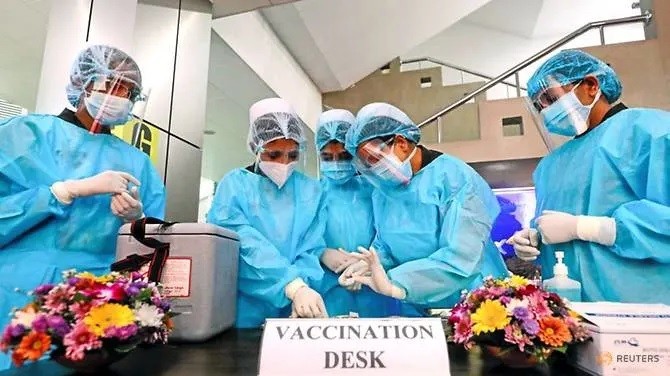 Nhân viên y tế Ấn Độ chuẩn bị vaccine Covid-19.