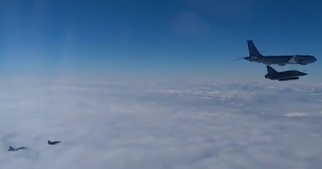 Một chiếc Su-27 của Nga (dưới cùng bên trái) đánh chặn hai máy bay chiến đấu Mirage của Pháp và một máy bay tiếp dầu trên Biển Đen 