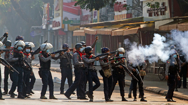 Cảnh sát chống bạo động Myanmar.
