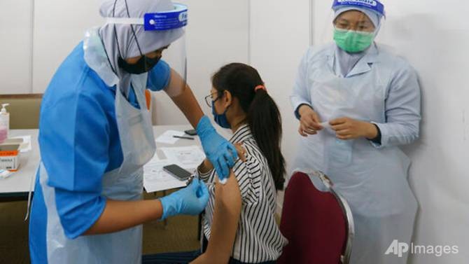 Malaysia tiêm vaccine phòng Covid-19.