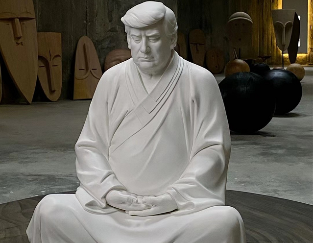 Bức tượng ông Trump ngồi thiền.
