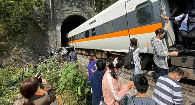 Tàu hỏa Đài Loan gặp tai nạn.