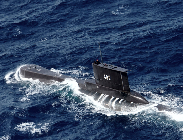 Tàu ngầm Indonesia KRI Nanggala 402  bị mất tích.