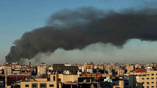 Khói bốc lên từ một tòa nhà sau cuộc không kích của Israel ở Gaza.