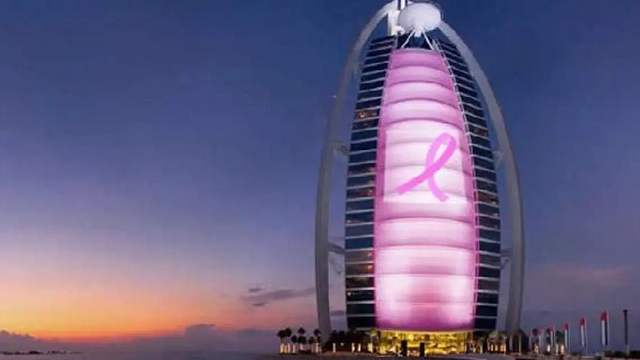 Khách sạn sang trọng có trụ sở tại Dubai, Burj Al Arab đánh dấu tháng nâng cao nhận thức về bệnh ung thư vú bằng cách phát động chiến dịch Pinking Burj Al Arab. 