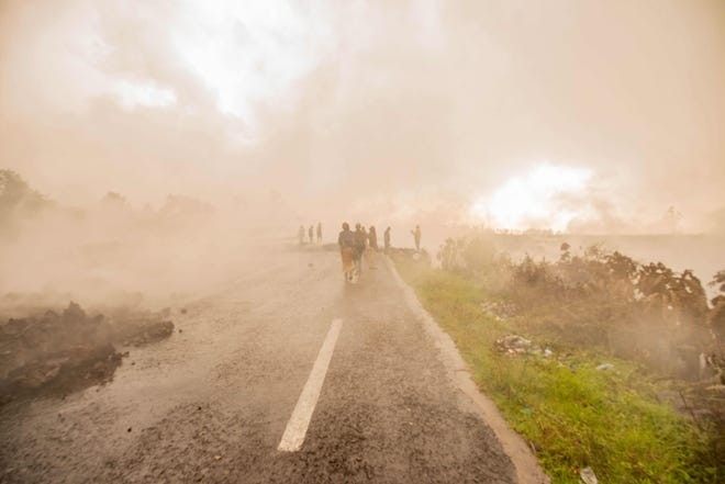 Người dân chạy tìm nơi trú ẩn khi núi lửa phun trào.