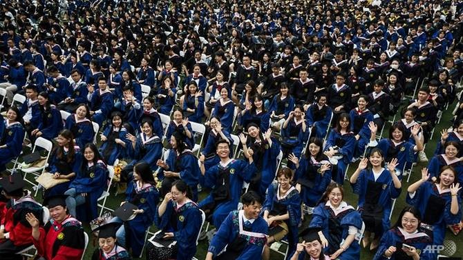 Hơn 11.000 SV Vũ Hán dự lễ tốt nghiệp tập trung và không đeo khẩu trang.