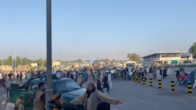 Hình ảnh náo loạn tại sân bay Kabul khi thường dân cố gắng trốn khỏi sự cai trị của Taliban.