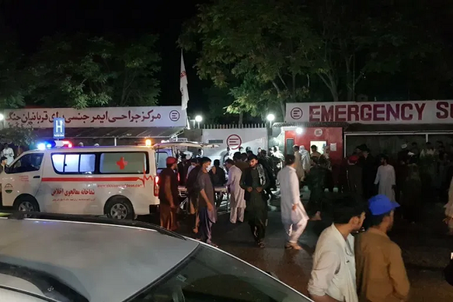 Những người bị thương trong vụ khủng bố tấn công sân bay Kabul hôm 26/8 được đưa tới bệnh viện.