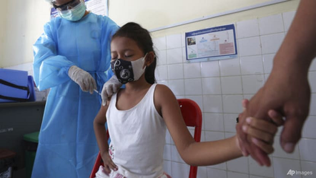 Campuchia tiêm vắc xin Covid-19 cho trẻ em.