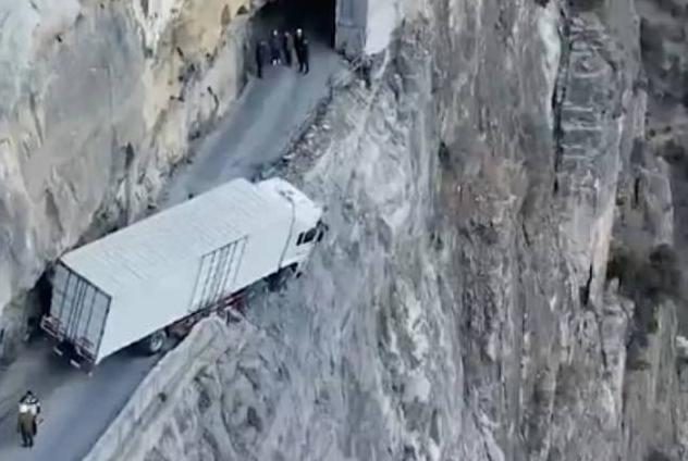 Chiếc xe tải suýt rơi xuống vực ở Trung Quốc.