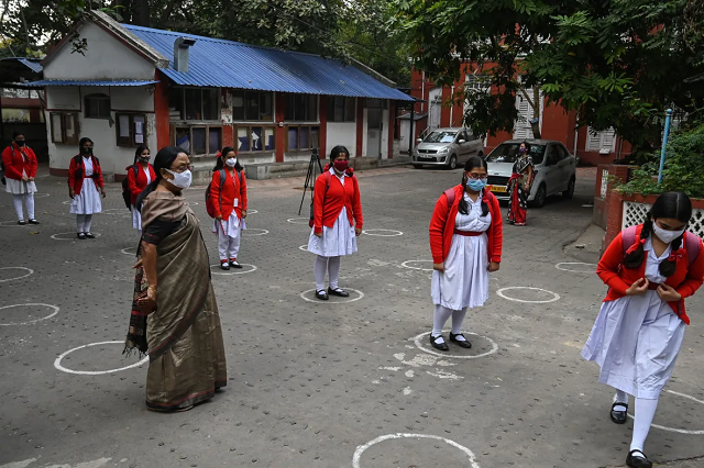Học sinh giãn cách trước khi vào các lớp học tương ứng ở Kolkata, Ấn Độ.