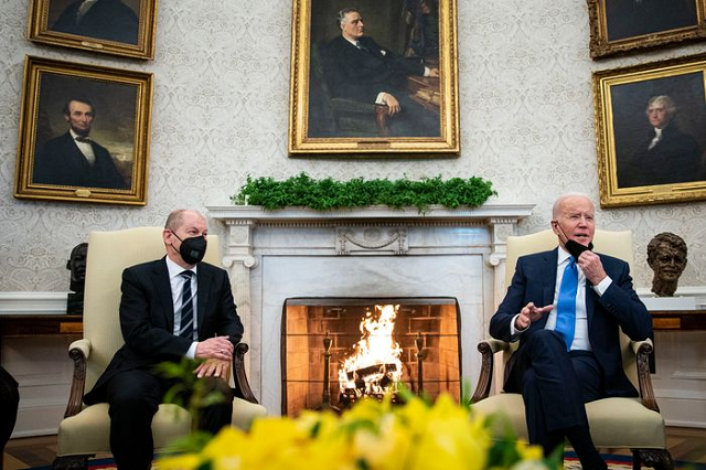 Tổng thống Mỹ Joe Biden và Thủ tướng Đức Olaf Scholz (trái).
