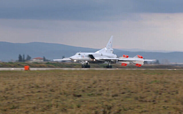 Máy bay ném bom Tu-22M3 của không quân Nga hạ cánh tại Syria.