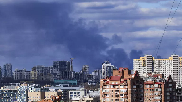 Khói bốc lên ở Kiev, Ukraine, ngày 27 tháng 2 năm 2022. (Pierre Crom/Getty Images).