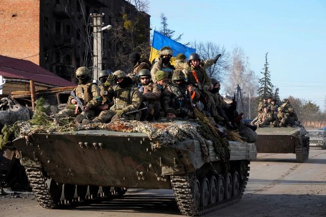 Binh sĩ Ukraine trên xe tăng qua thị trấn Trostsyanets, cách thủ đô Kiev, Ukraine khoảng 400 km về phía đông.