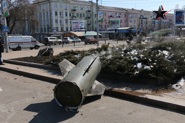 Một tên lửa chiến thuật Tochka-U được bắn vào một khu dân cư của thành phố Donetsk.