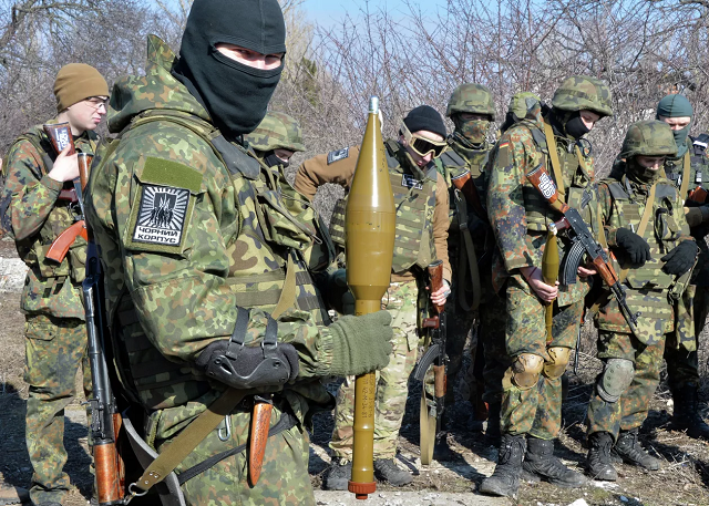 Chiến binh của tiểu đoàn Azov trong một cuộc tập trận cách thành phố Mariupol không xa vào năm 2015.