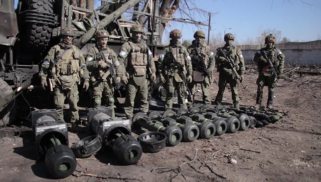 Binh sĩ Nga và vũ khí thu giữ được tại Ukraine.