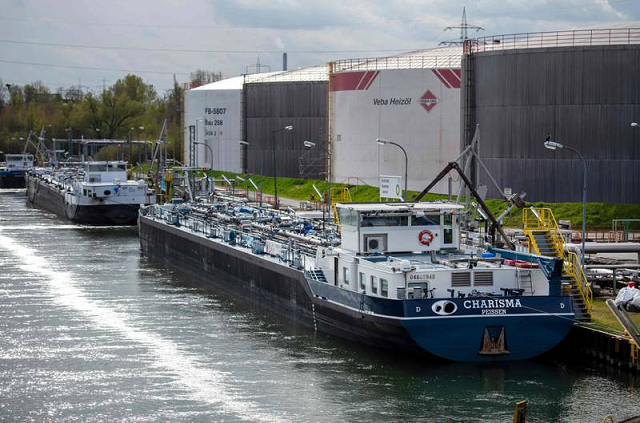 Một tàu chở dầu tại kho chứa nhiên liệu dầu nóng ở Đức. Lệnh cấm nhập khẩu dầu của EU có thể khiến giá dầu thô tiếp tục tăng (Ảnh: AFP)