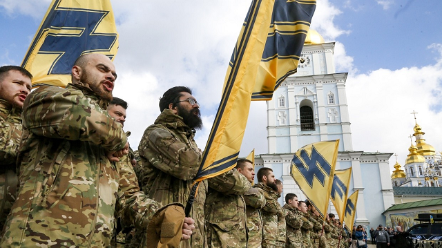 Các thành viên của Tiểu đoàn Azov trong Ngày Tình nguyện Ukraine ở Kiev.