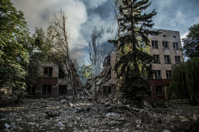 Khói bốc lên một tòa nhà bị phá hủy trong một cuộc tấn công quân sự ở Lysychansk, vùng Luhansk