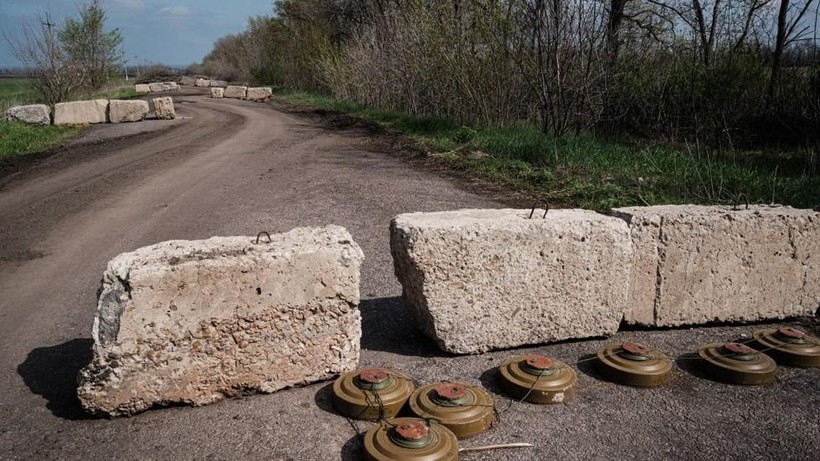 Mìn chống tăng được đặt trên một con đường gần Barvinkovo, Ukraine.