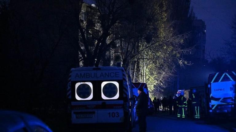 Lính cứu hỏa Ukraine can thiệp tại hiện trường một mảnh vỡ tên lửa Nga rơi xuống gần tòa nhà dân cư gây cháy ở trung tâm thủ đô Kiev của Ukraine ngày 15/11/2022.