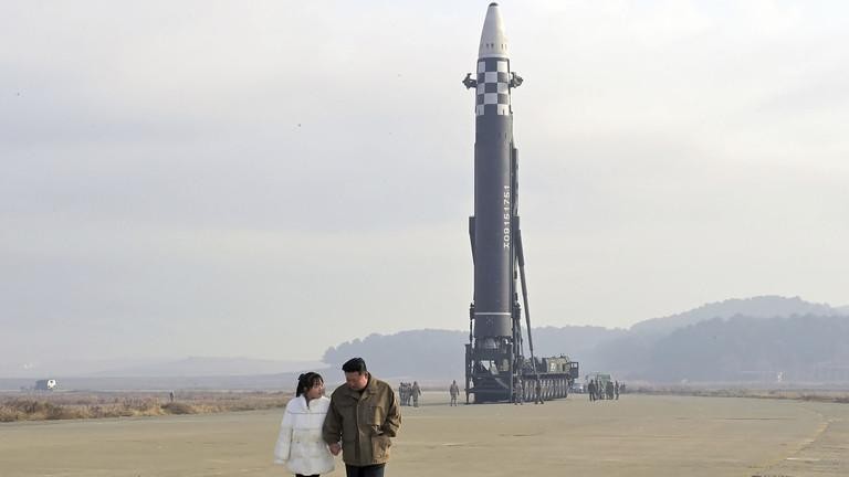 Nhà lãnh đạo Triều Tiên Kim Jong-un và con gái.