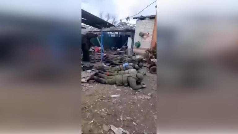 Ảnh chụp màn hình từ video cho thấy binh lính Nga đầu hàng lực lượng Ukraine.