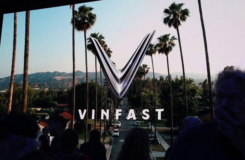 Hình ảnh logo VinFast trong ngày báo chí tại Triển lãm ô tô Los Angeles ở Los Angeles, California, Mỹ. Ảnh: Reuters